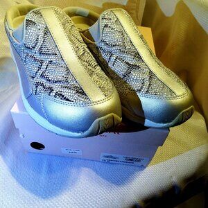Easy Spirit Travel Time Slip on Mule Gray Silver Sparkle Snake Pattern Size 10m